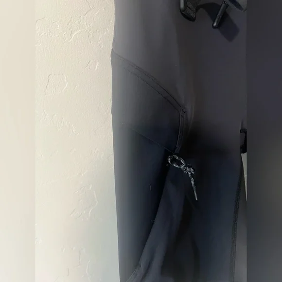 Lululemon Cargo Super-high-rise hiking short 8” (Black)
Size 6 - Picture 4 of 16